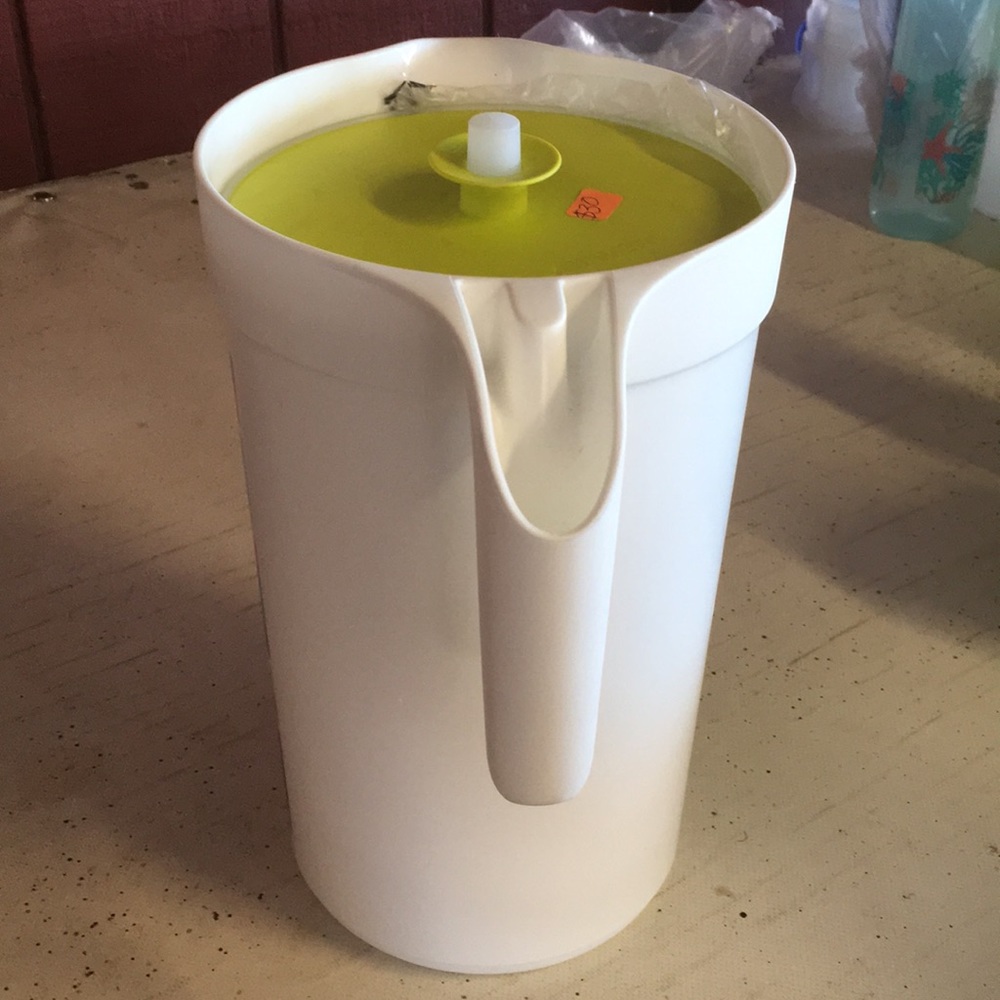 Tupperware pitcher - Picture 3 of 4